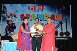 1st Topper in MCA-3 Award to Sheela Kumari by Mr. Dineshanand Goswami with Mr. Om Prakash, Director GIIT